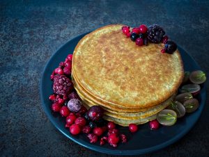 Pancakes mit Ei und Banane