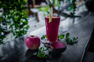 Detox abnehmen Drink mit Apfel und Rote Beete