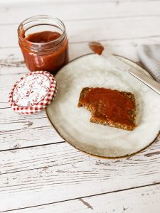 Brot mit Erdbeermarmelade