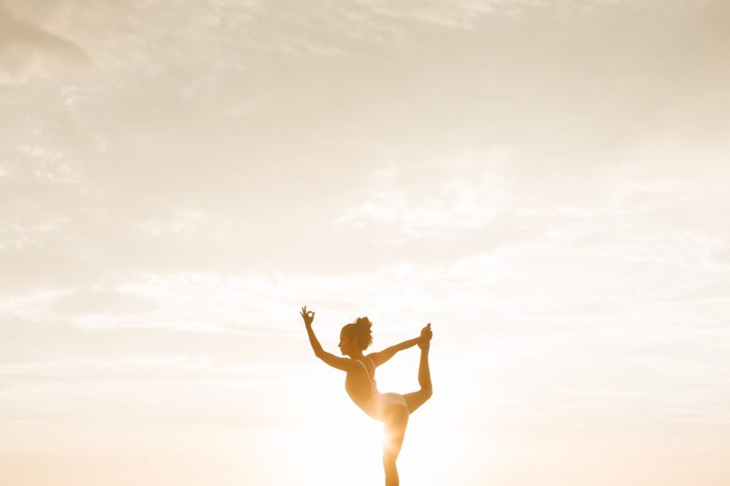 entspannte Frau in Yoga-Pose